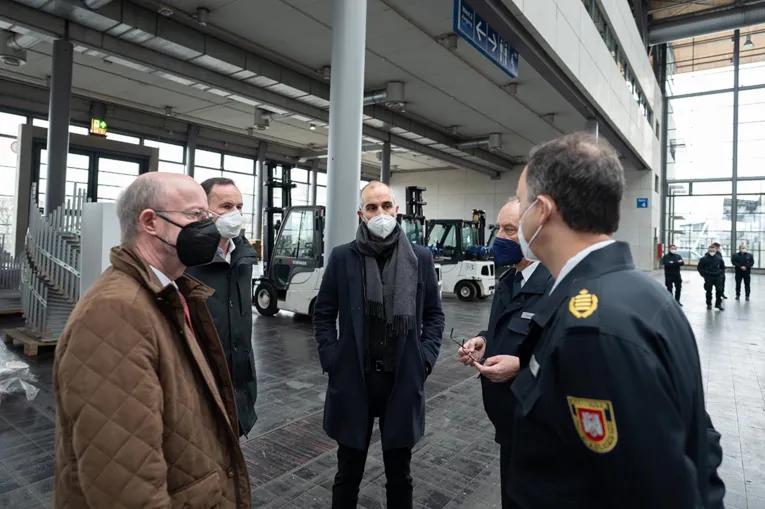 Oberb&uuml;rgermeister Belit Onay im Gespr&auml;ch.